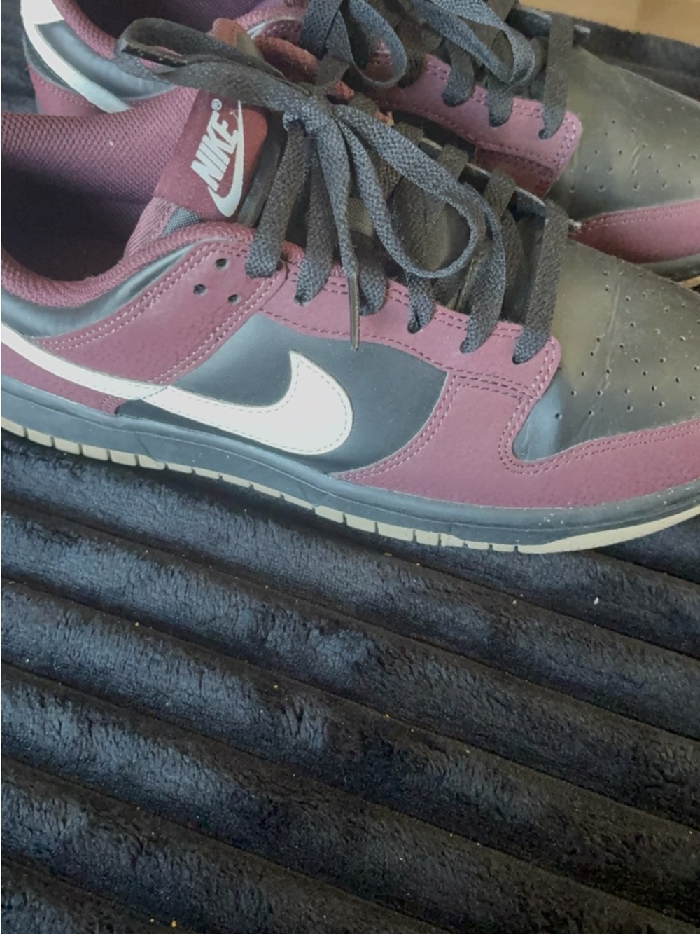 Nike Low Top Sneakers in Burgundy, Black and White